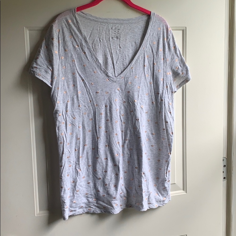 Rose gold lip grey v neck t shirt